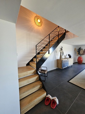 Escalier quart tournant avec garde-corps en acier brut