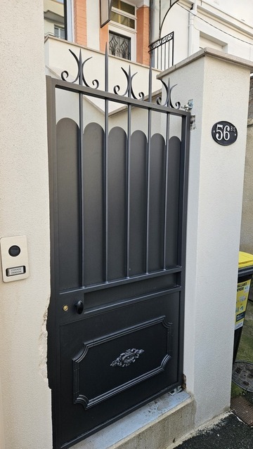 Portillon en ferronnerie avec gâche électrique