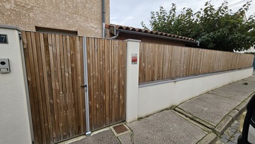 Clôture bois avec couvertine