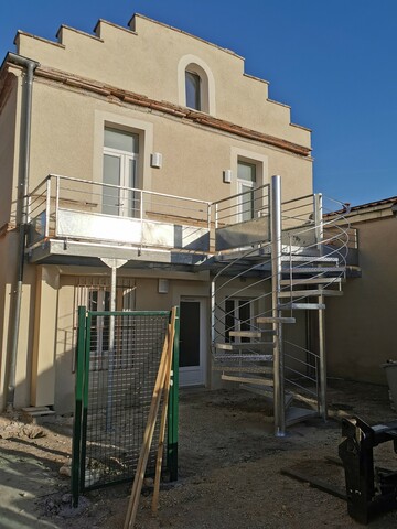 Terrasse avec garde-corps et escalier en acier galvanisé