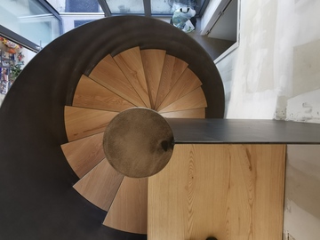 Escalier hélicoïdal acier et bois – Design sur mesure