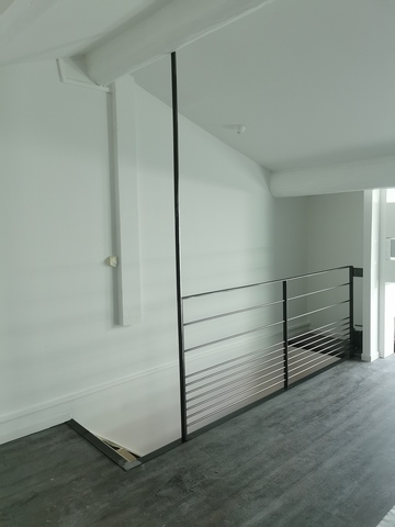 Garde-corps barreaudage horizontal en acier brut