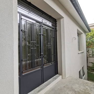 Porte d’entrée avec ferronnerie décorative