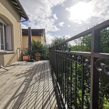 Terrasse 8×3 m avec garde-corps en ferronnerie et plancher bois exotique