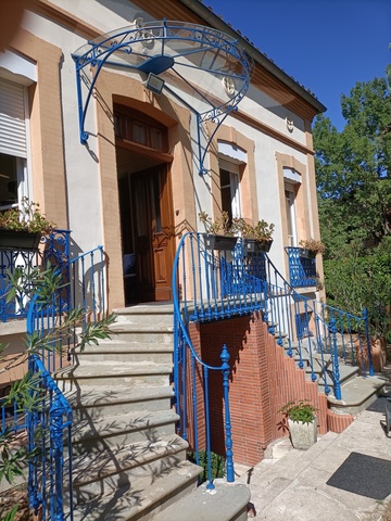 Marquise traditionnelle en acier thermolaqué avec décor en ferronnerie