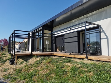 Pergola en acier thermolaqué RAL 9005 avec filins inox