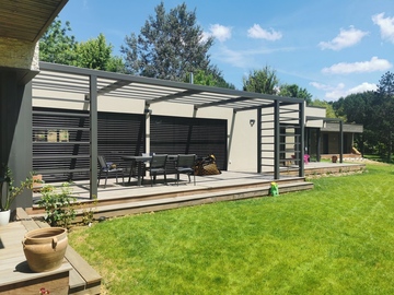 Pergola contemporaine végétalisée