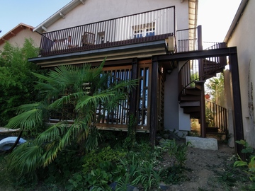 Terrasse avec escalier hélicoïdal en acier à Toulouse : un projet sur mesure dans une maison ancienne