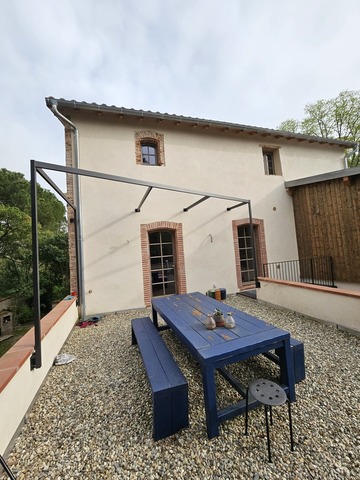 Pergola en acier thermolaqué avec couverture végétalisée