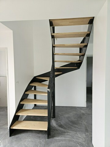 Escalier demi-tournant en acier brut avec marches en hévéa