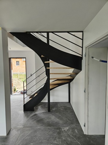 Escalier demi-tournant en acier brut avec marches en hévéa