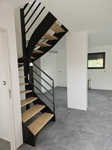 Escalier demi-tournant en acier brut avec marches en hévéa