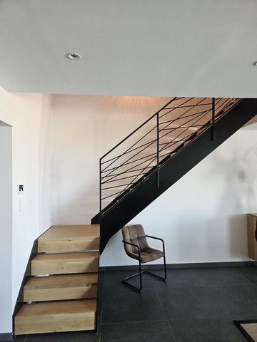 Escalier quart tournant avec garde-corps en acier brut