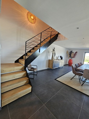 Escalier quart tournant avec garde-corps en acier brut