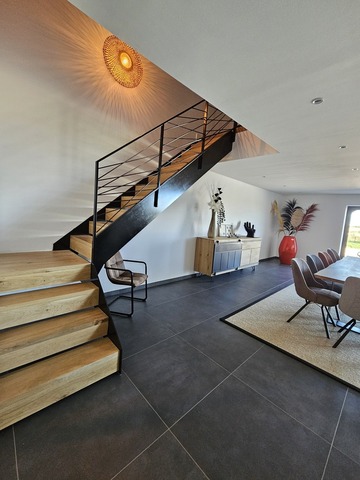 Escalier quart tournant avec garde-corps en acier brut