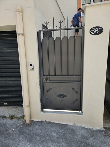 Portillon en ferronnerie avec gâche électrique