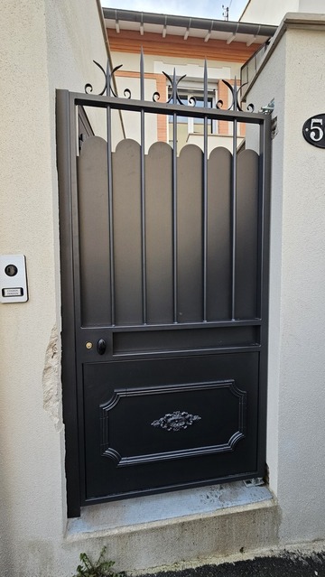 Portillon en ferronnerie avec gâche électrique