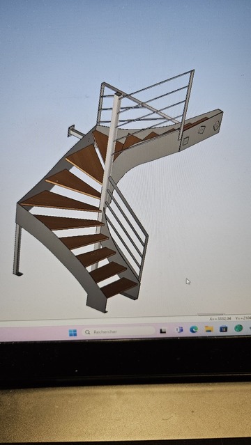 Escalier demi-tournant en acier brut avec marches en hévéa