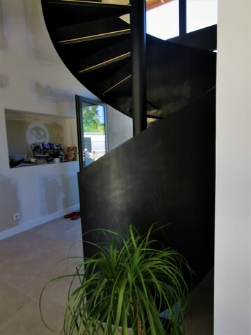 Escalier hélicoïdal acier et bois – Design sur mesure