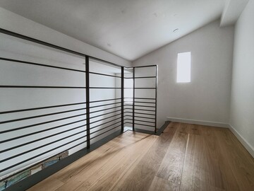 Garde-corps horizontal et habillage de trémie