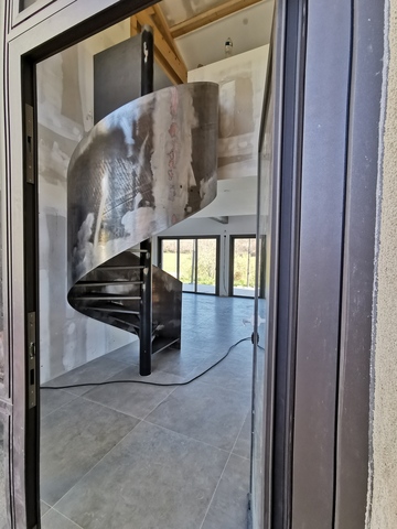 Escalier hélicoïdal acier et bois – Design sur mesure