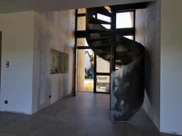 Escalier hélicoïdal acier et bois – Design sur mesure