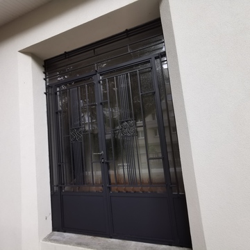Porte d’entrée avec ferronnerie décorative