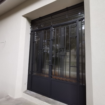 Porte d’entrée avec ferronnerie décorative