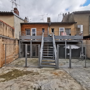 Extension de balcon avec terrasse, garde-corps et plancher caillebotis