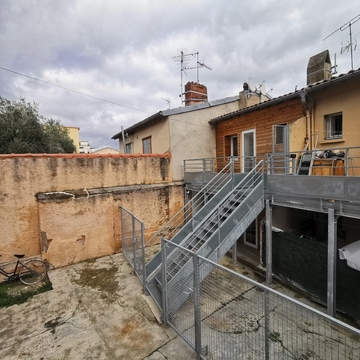 Extension de balcon avec terrasse, garde-corps et plancher caillebotis