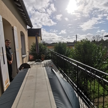 Terrasse 8×3 m avec garde-corps en ferronnerie et plancher bois exotique