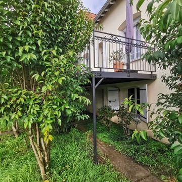 Terrasse 8×3 m avec garde-corps en ferronnerie et plancher bois exotique