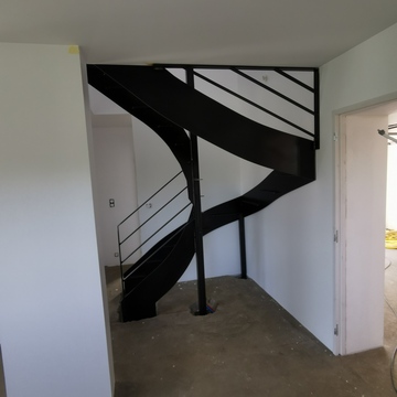 Escalier demi-tournant en acier brut avec marches en hévéa