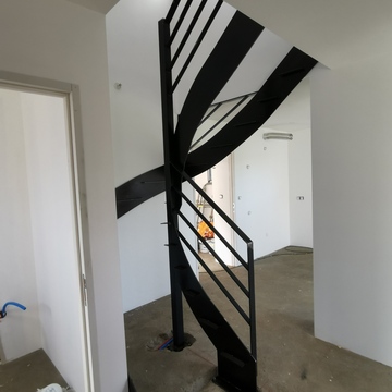 Escalier demi-tournant en acier brut avec marches en hévéa
