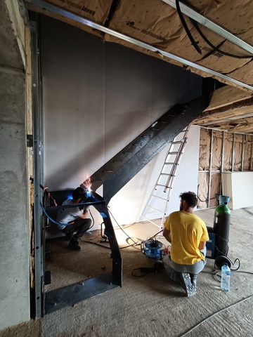 Escalier quart tournant avec garde-corps en acier brut