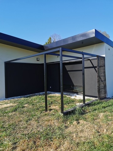 Pergola en acier thermolaqué RAL 9005 avec filins inox